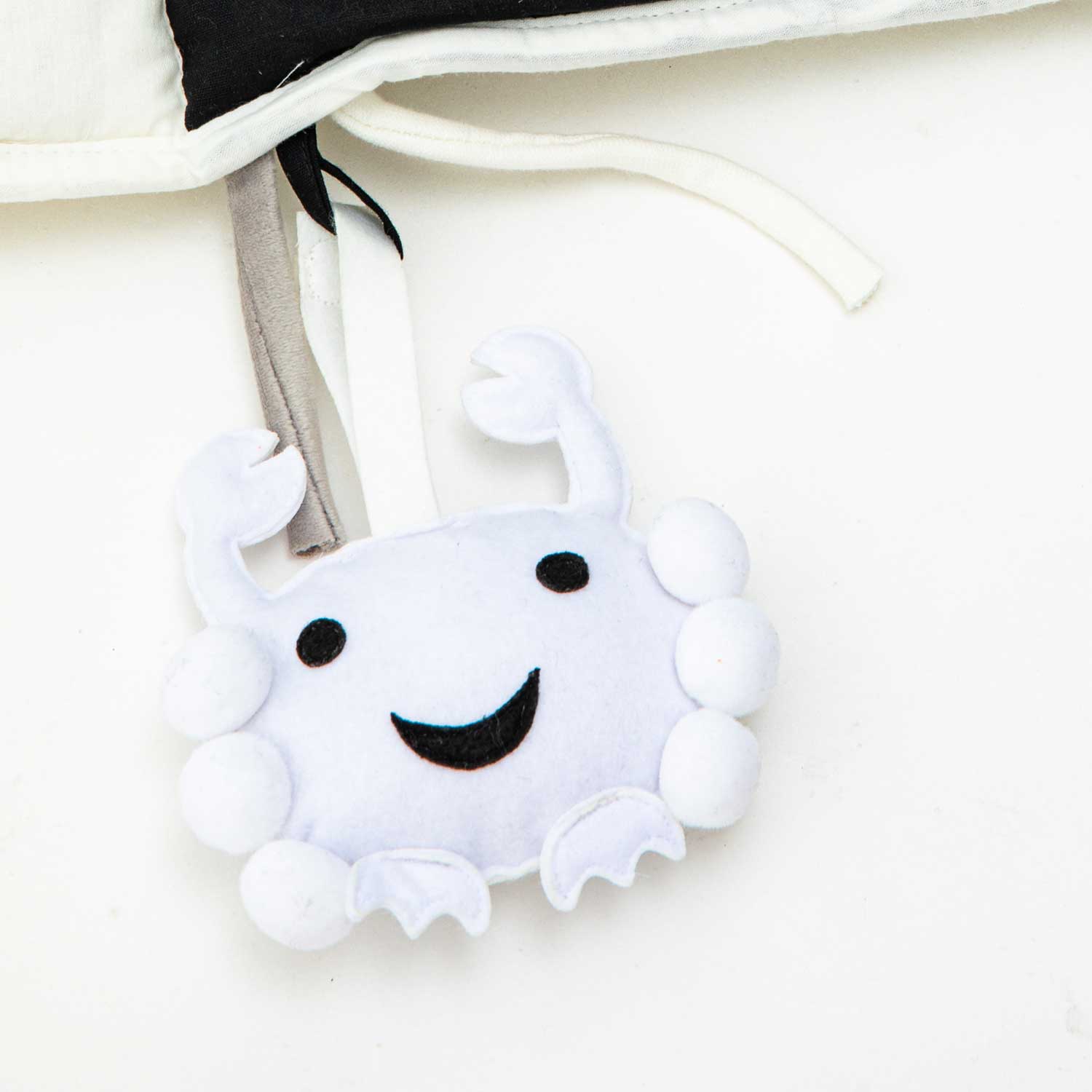 Contrast pendant